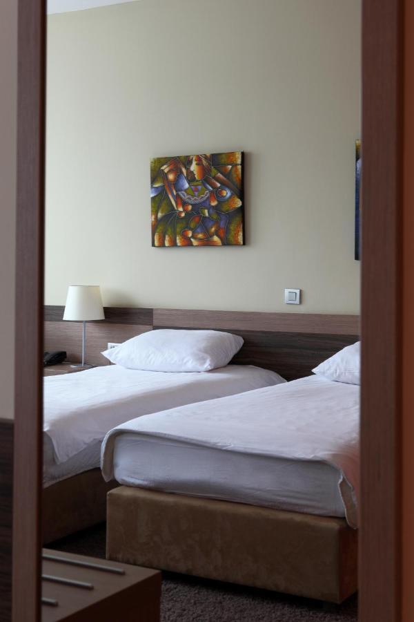 פוסטוינה Hotel Kras מראה חיצוני תמונה
