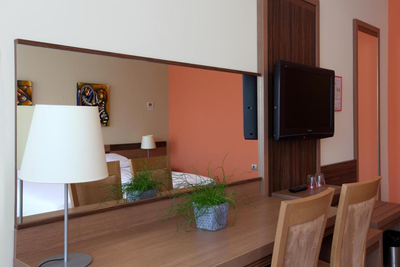 פוסטוינה Hotel Kras מראה חיצוני תמונה
