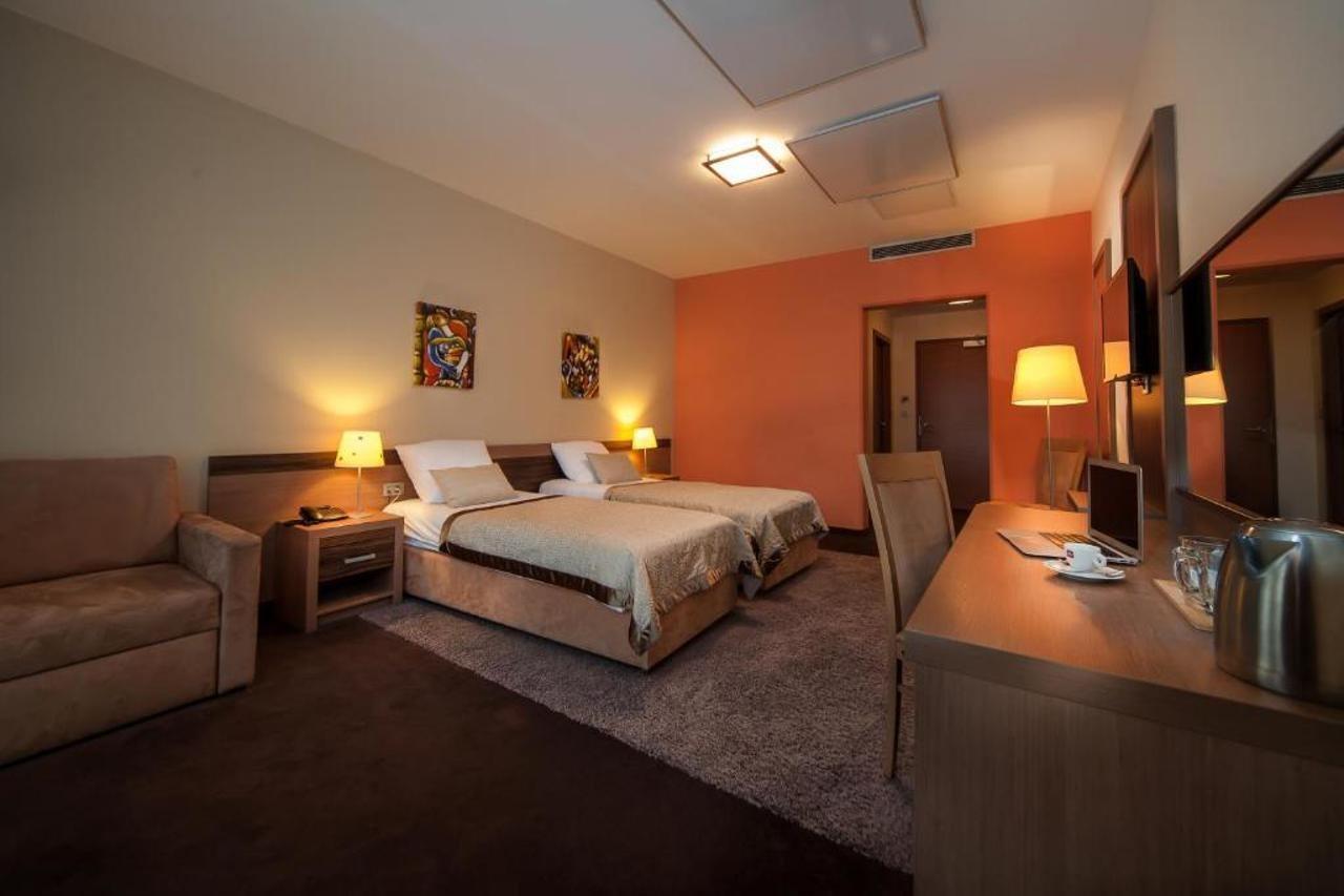 פוסטוינה Hotel Kras מראה חיצוני תמונה
