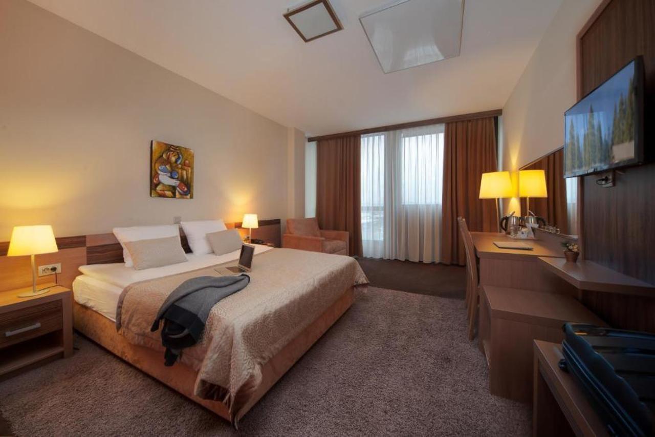 פוסטוינה Hotel Kras מראה חיצוני תמונה