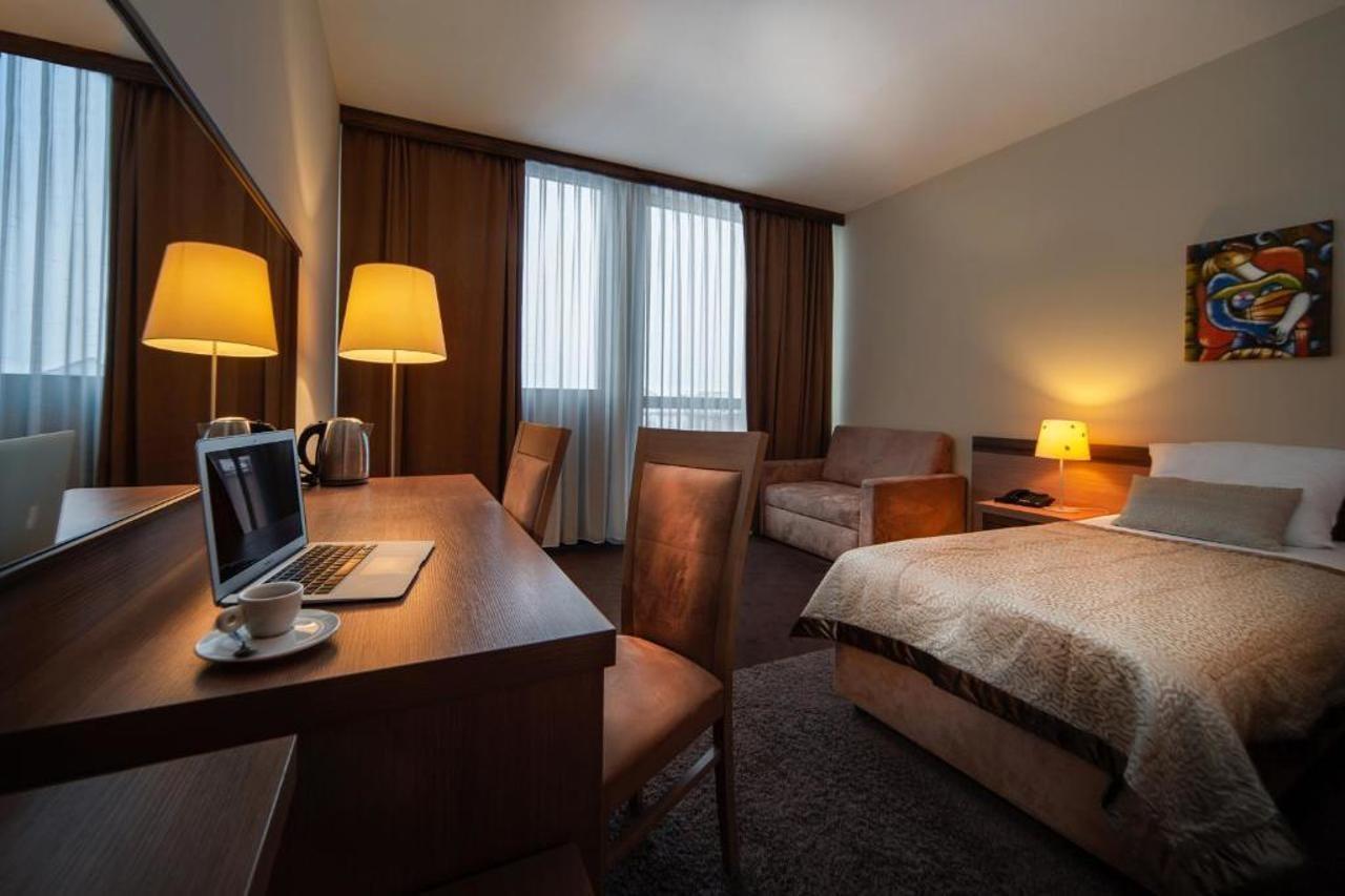 פוסטוינה Hotel Kras מראה חיצוני תמונה