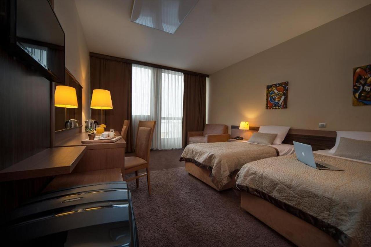 פוסטוינה Hotel Kras מראה חיצוני תמונה