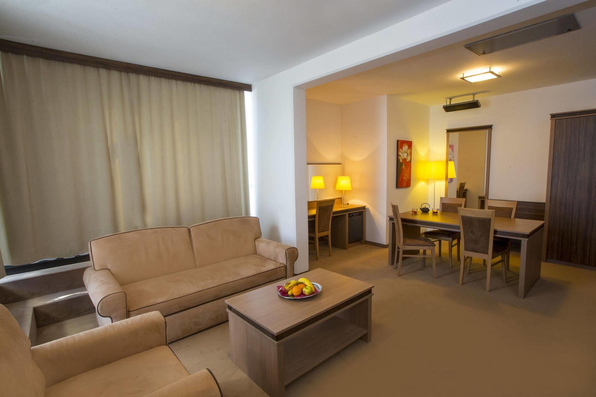 פוסטוינה Hotel Kras מראה חיצוני תמונה