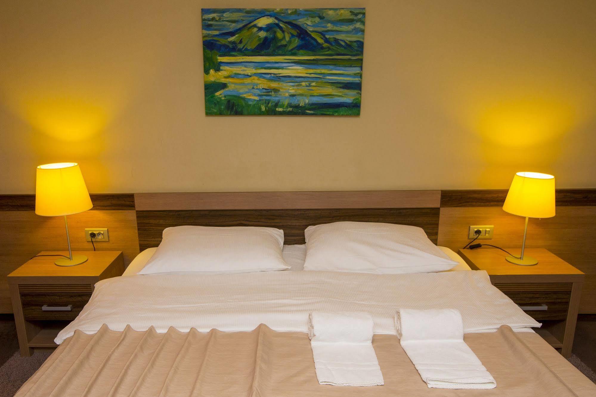 פוסטוינה Hotel Kras מראה חיצוני תמונה