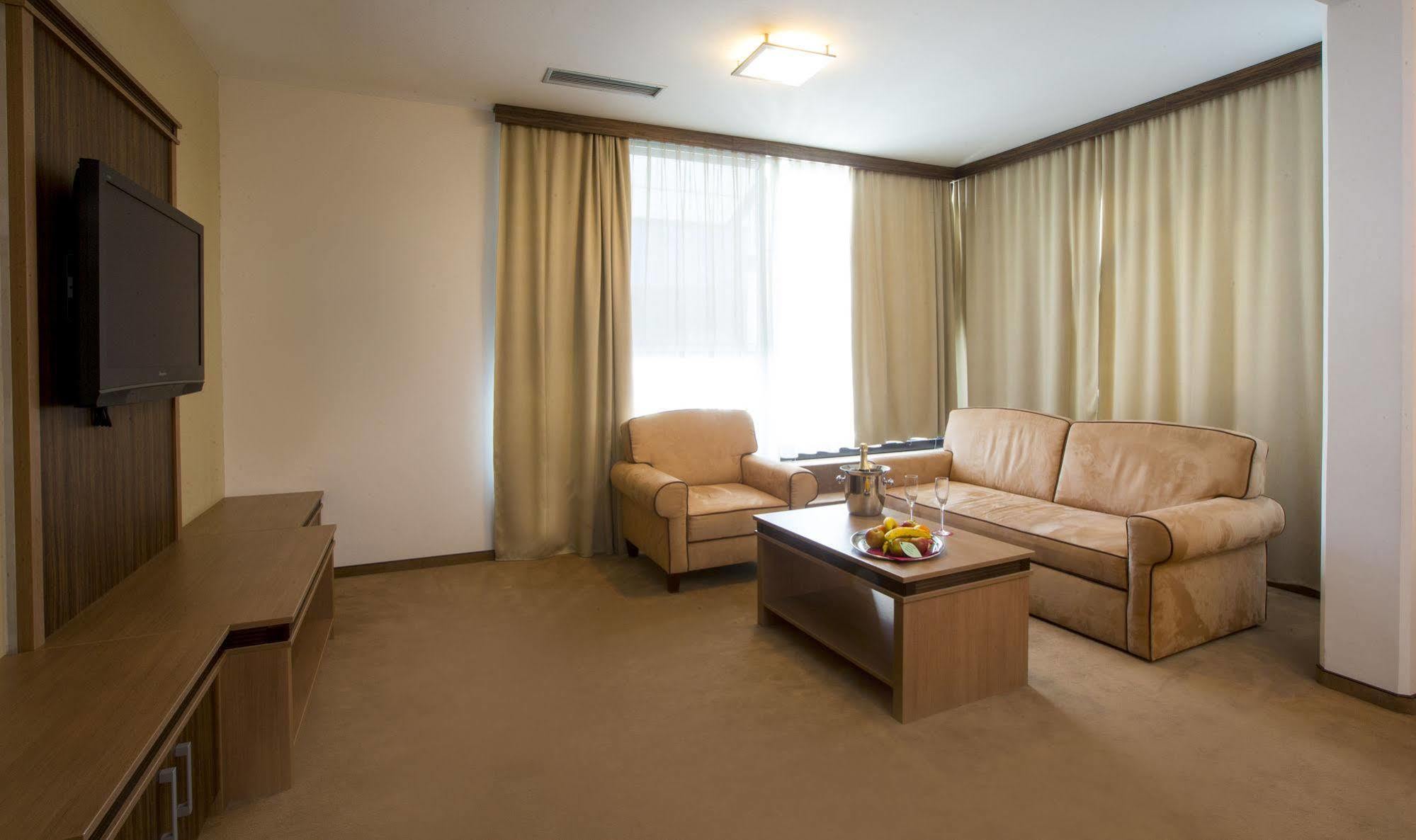 פוסטוינה Hotel Kras מראה חיצוני תמונה