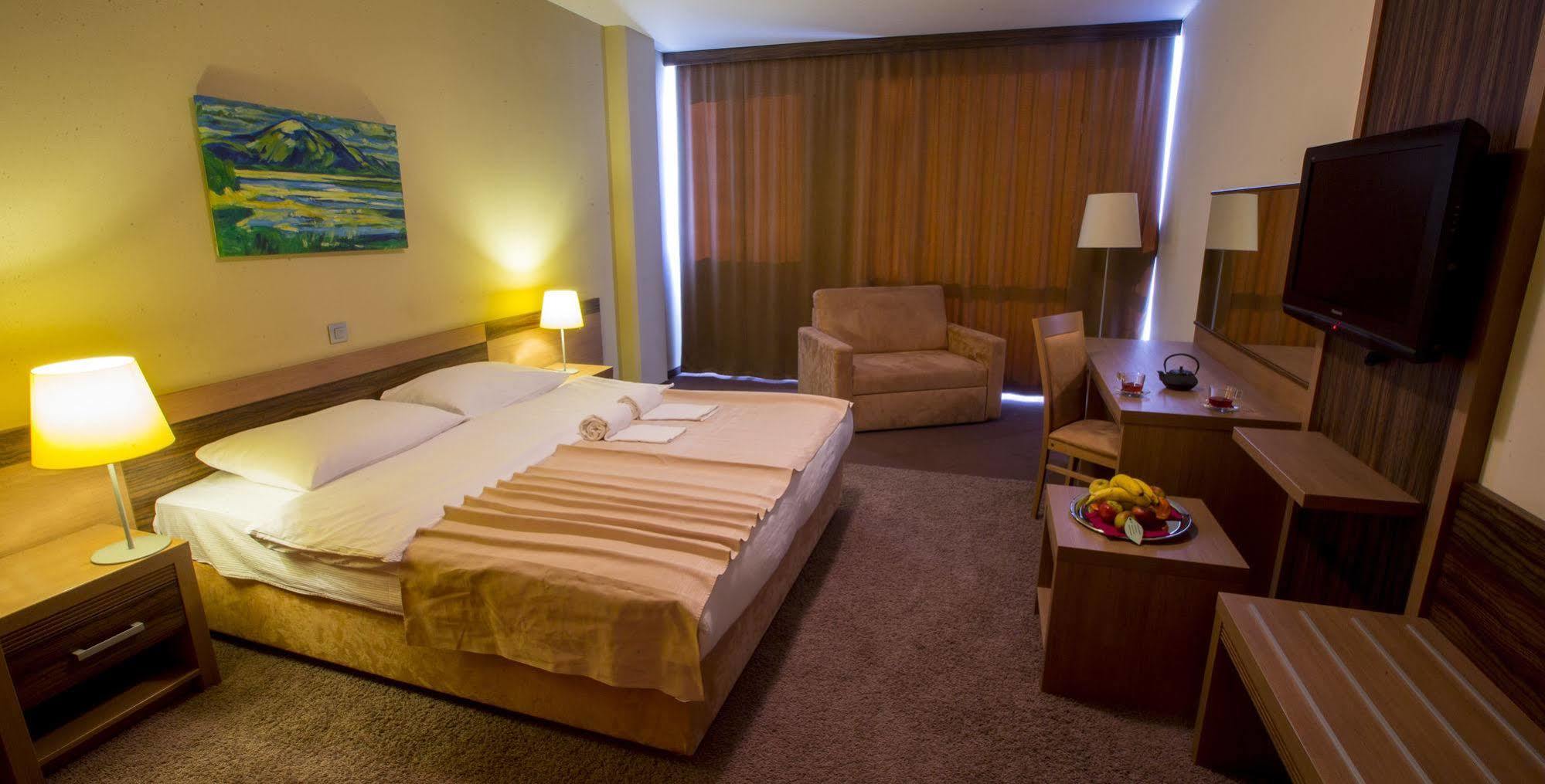 פוסטוינה Hotel Kras מראה חיצוני תמונה