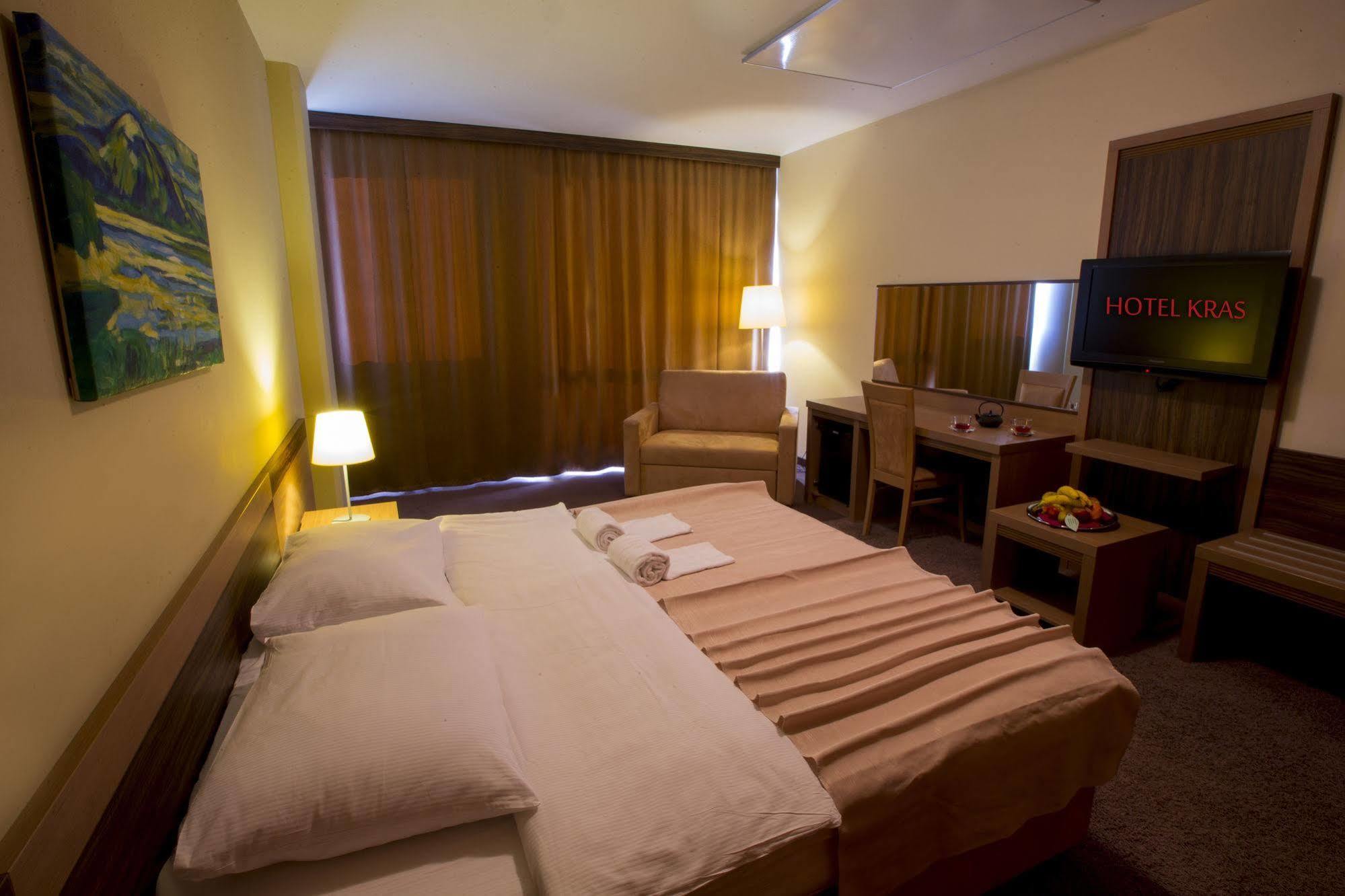 פוסטוינה Hotel Kras מראה חיצוני תמונה
