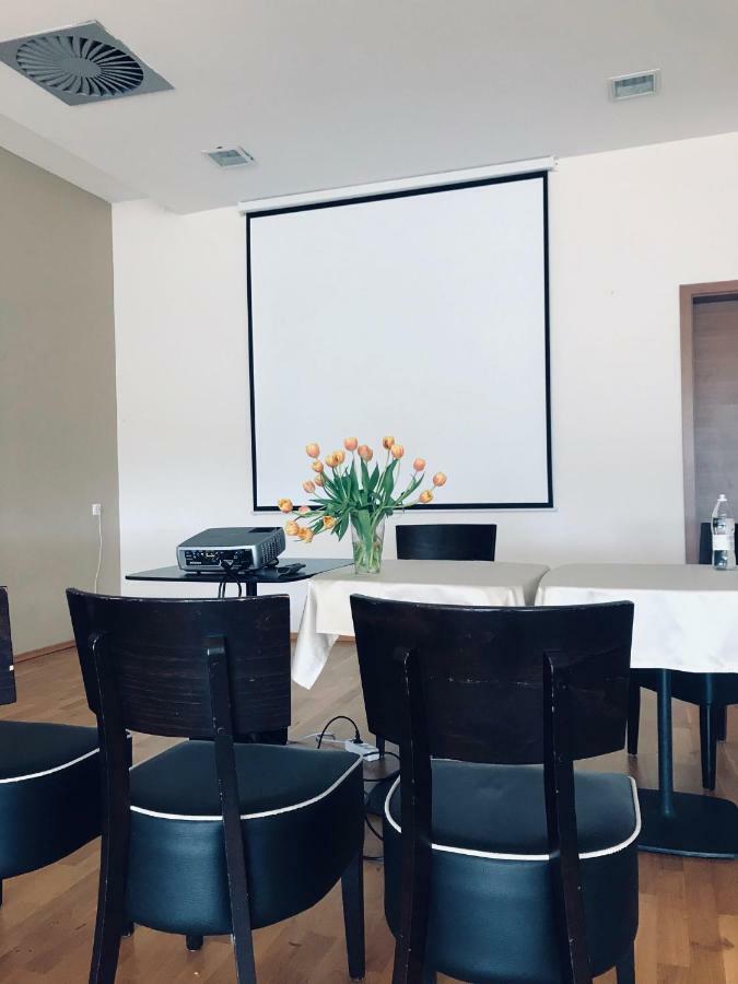 פוסטוינה Hotel Kras מראה חיצוני תמונה