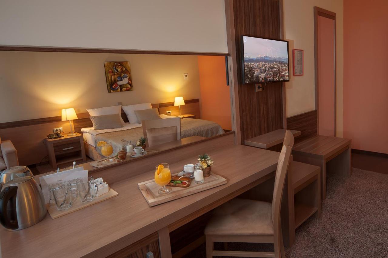 פוסטוינה Hotel Kras מראה חיצוני תמונה