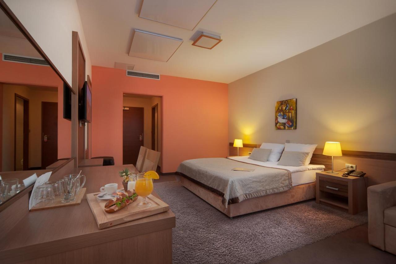 פוסטוינה Hotel Kras מראה חיצוני תמונה