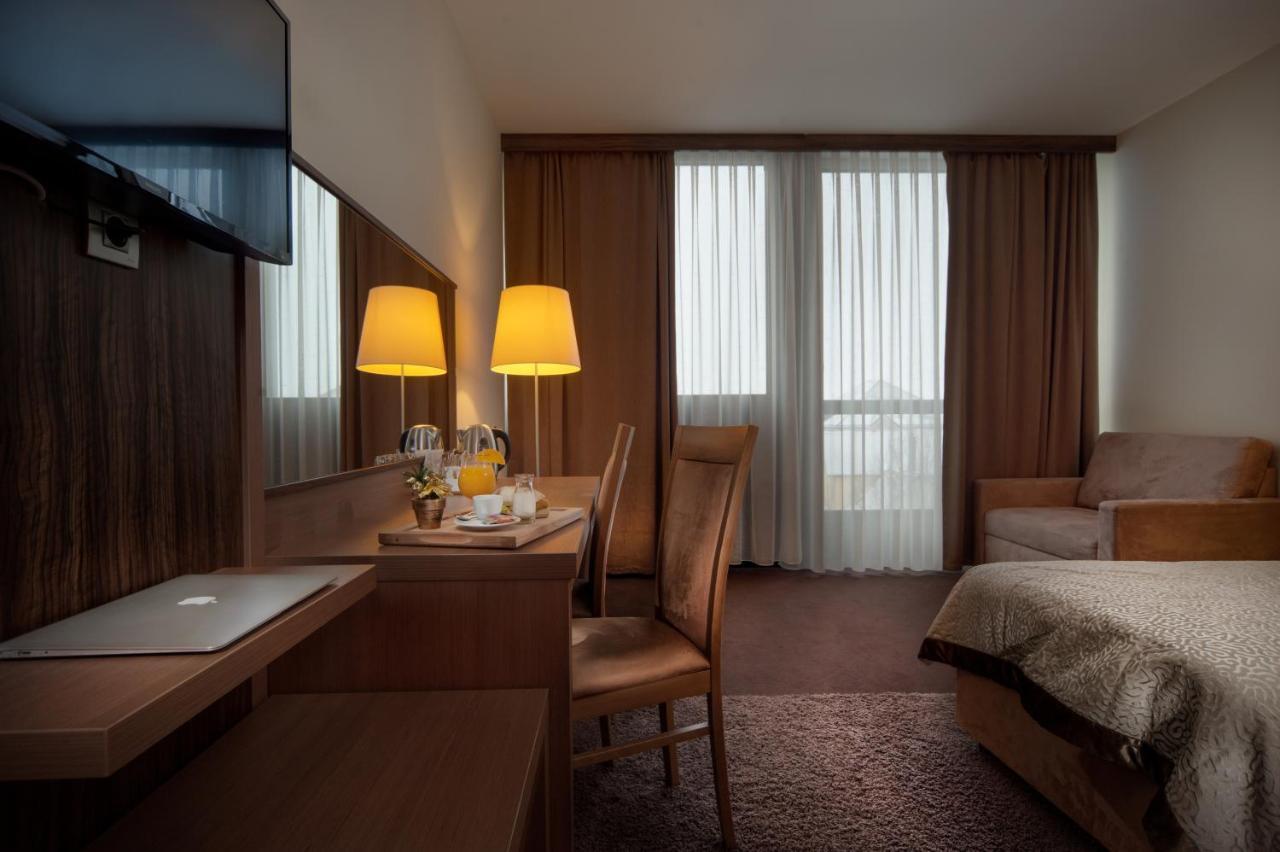 פוסטוינה Hotel Kras מראה חיצוני תמונה