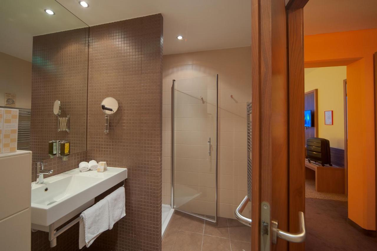 פוסטוינה Hotel Kras מראה חיצוני תמונה