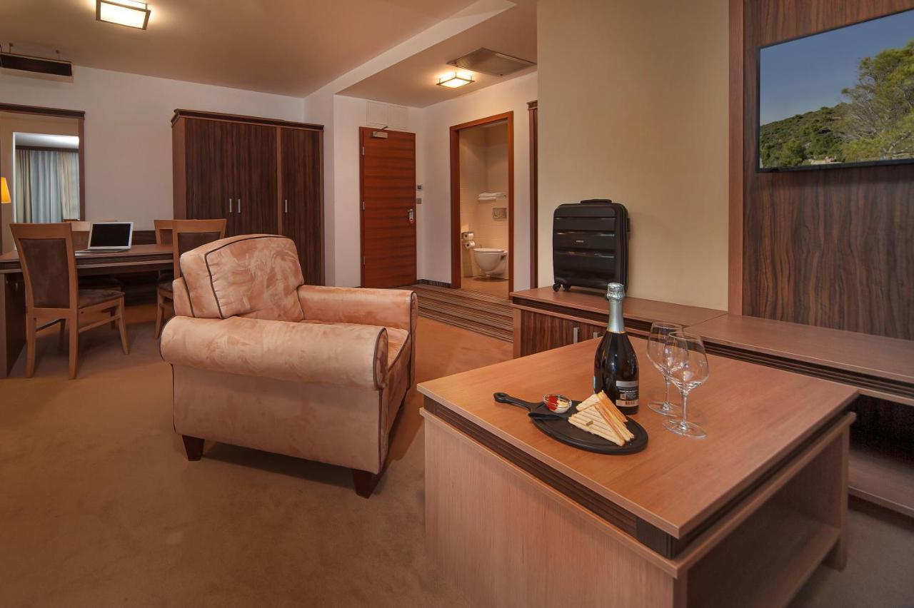 פוסטוינה Hotel Kras מראה חיצוני תמונה