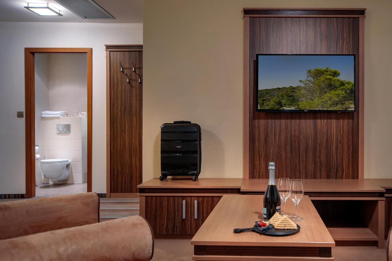 פוסטוינה Hotel Kras מראה חיצוני תמונה